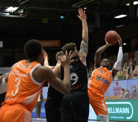 Dominique JOHNSON (9 Niners Chemnitz), Jan Niklas WIMBERG (8 Niners Chemnitz) können Josh YOUNG (8 Rasta Vechta) nicht blocken ; Rasta Vechta vs Niners Chemnitz, Basketball, easyCredit BBL Bundesliga, 10.04.2021, 27. Spieltag, Saison 2020 2021 ; Copyright: xErikxHillmer EIBNERx EP_ehr Rasta Vechta vs Niners Chemnitz, Basketball, easyCredit BBL Bundesliga, 10.04.2021, 27. Spieltag, Saison 2020 2021 Vechta Copyright: xErikxHillmer EIBNERx EP_ehr