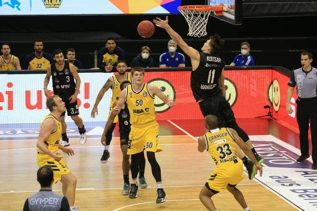 DEU, GER, easyCredit BBL, ALBA vs. Hamburg, 10.04.2021, Mercedes-Benz-Arena, Berlin, DEU, GER, easyCredit BBL, ALBA vs. Hamburg, im Bild Luke Sikma (ALBA Berlin 43), Ben Lammers (ALBA Berlin 50), Jayson Granger (ALBA Berlin 33) Maik Kotsar (Hamburg Towers 11)