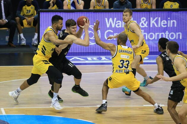 DEU, GER, easyCredit BBL, ALBA vs. Hamburg, 10.04.2021, Mercedes-Benz-Arena, Berlin, DEU, GER, easyCredit BBL, ALBA vs. Hamburg, im Bild Johannes Thiemann (ALBA Berlin 32), Jayson Granger (ALBA Berlin 33), Niels Giffey (ALBA Berlin 5), Maik Kotsar (Hamburg Towers 11)