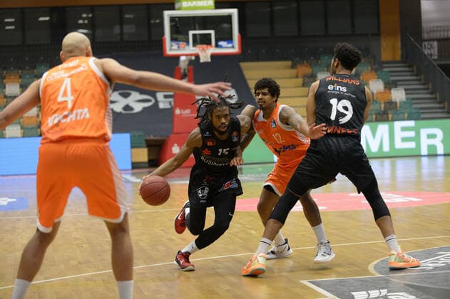 Marcus THORNTON (15 Niners Chemnitz), Edgar SOSA (12 Rasta Vechta), Jonathan WILLIAMS (19 Niners Chemnitz) ; Rasta Vechta vs Niners Chemnitz, Basketball, easyCredit BBL Bundesliga, 10.04.2021, 27. Spieltag, Saison 2020 2021 ; Copyright: xErikxHillmer EIBNERx EP_ehr Rasta Vechta vs Niners Chemnitz, Basketball, easyCredit BBL Bundesliga, 10.04.2021, 27. Spieltag, Saison 2020 2021 Vechta Copyright: xErikxHillmer EIBNERx EP_ehr