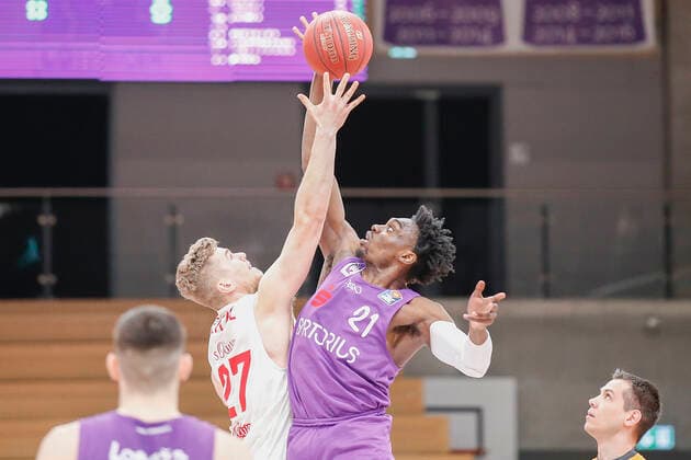 Deutschland , Goettingen, Sparkassen-Arena (GoeSF), 11.04.2021, emspor, emonline, despor, deonline, BG Goettingen vs. s.Oliver Wuerzburg, easyCredit BBL, 27. Spieltag Bild: v. l. Copyright: HMBxMedia JulienxBecker