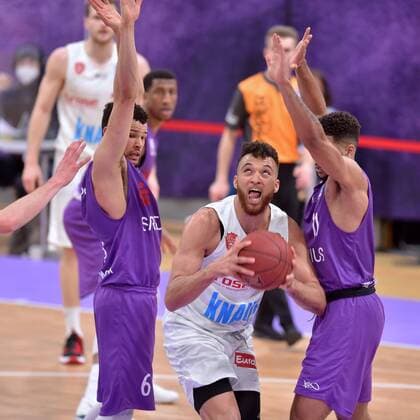Brekkott Chapman (s.Oliver Wuerzburg), Luke Nelson (BG Goettingen) (L), Marvin Omuvwie (BG Goettingen) (R) , Basketball, Bundesliga, BBL, BG Goettingen - s.Oliver Wuerzburg, 11.04.2021, BG Goettingen - s.Oliver Wuerzburg, Basketball, Bundesliga, GER, BBL, 11.04.2021 Goettingen Copyright: xEibner-Pressefotox-xRolandxSippelx