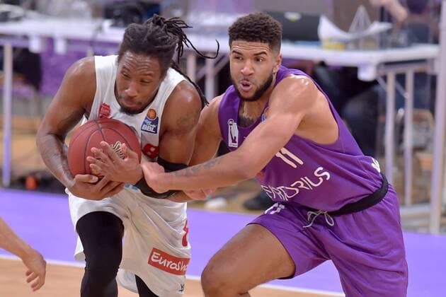 Robert Lowery (s.Oliver Wuerzburg) (am Ball), Marvin Omuvwie (BG Goettingen) (R) , Basketball, Bundesliga, BBL, BG Goettingen - s.Oliver Wuerzburg, 11.04.2021, BG Goettingen - s.Oliver Wuerzburg, Basketball, Bundesliga, GER, BBL, 11.04.2021 Goettingen Copyright: xEibner-Pressefotox-xRolandxSippelx