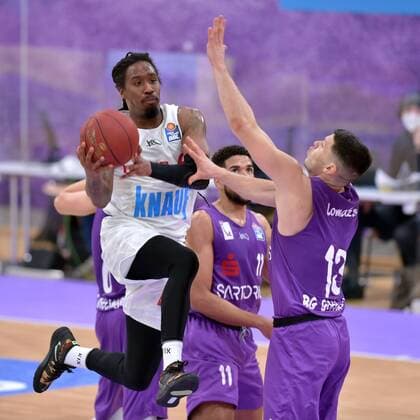 Robert Lowery (s.Oliver Wuerzburg) (am Ball), Rihards Lomazs (BG Goettingen) (R), Marvin Omuvwie (BG Goettingen) (M, hinten) , Basketball, Bundesliga, BBL, BG Goettingen - s.Oliver Wuerzburg, 11.04.2021, BG Goettingen - s.Oliver Wuerzburg, Basketball, Bundesliga, GER, BBL, 11.04.2021 Goettingen Copyright: xEibner-Pressefotox-xRolandxSippelx