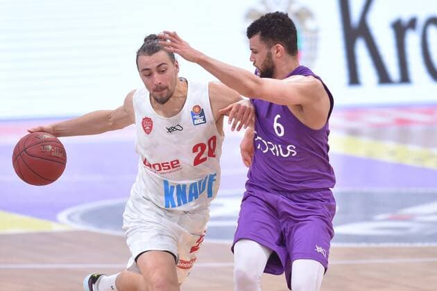 Julian Albus (s.Oliver Wuerzburg) (am Ball), Luke Nelson (BG Goettingen) , Basketball, Bundesliga, BBL, BG Goettingen - s.Oliver Wuerzburg, 11.04.2021, BG Goettingen - s.Oliver Wuerzburg, Basketball, Bundesliga, GER, BBL, 11.04.2021 Goettingen Copyright: xEibner-Pressefotox-xRolandxSippelx