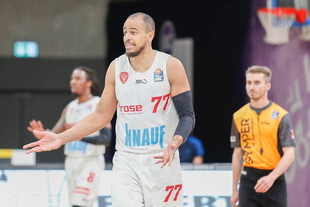 Deutschland , Goettingen, Sparkassen-Arena (GoeSF), 11.04.2021, emspor, emonline, despor, deonline, BG Goettingen vs. s.Oliver Wuerzburg, easyCredit BBL, 27. Spieltag Bild: v. l. Copyright: HMBxMedia JulienxBecker