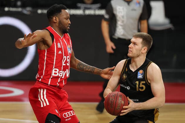 Zweikampf zwischen Jajuan Johnson (Muenchen) und Martin Peterka (Braunschweig) GER, FC Bayern Basketball vs. Loewen Braunschweig, Basketball, easyCredit BBL, Saison 2020 2021, 11.04.2021, GER, FC Bayern Basketball vs. Loewen Braunschweig, Basketball, easyCredit BBL, Saison 2020 2021, 11.04.2021, Muenchen Copyright: xEIBNER MarcelxEngelbrechtx EP_EER