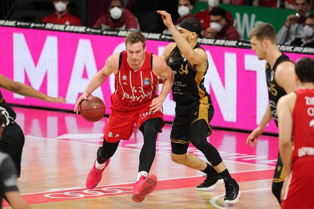 Zweikampf zwischen Leon Radosevic (Muenchen) und Gavin Schilling (Braunschweig) GER, FC Bayern Basketball vs. Loewen Braunschweig, Basketball, easyCredit BBL, Saison 2020 2021, 11.04.2021, GER, FC Bayern Basketball vs. Loewen Braunschweig, Basketball, easyCredit BBL, Saison 2020 2021, 11.04.2021, Muenchen Copyright: xEIBNER MarcelxEngelbrechtx EP_EER
