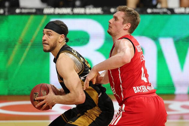Zweikampf zwischen Gavin Schilling (Braunschweig) und Leon Radosevic (Muenchen) GER, FC Bayern Basketball vs. Loewen Braunschweig, Basketball, easyCredit BBL, Saison 2020 2021, 11.04.2021, GER, FC Bayern Basketball vs. Loewen Braunschweig, Basketball, easyCredit BBL, Saison 2020 2021, 11.04.2021, Muenchen Copyright: xEIBNER MarcelxEngelbrechtx EP_EER