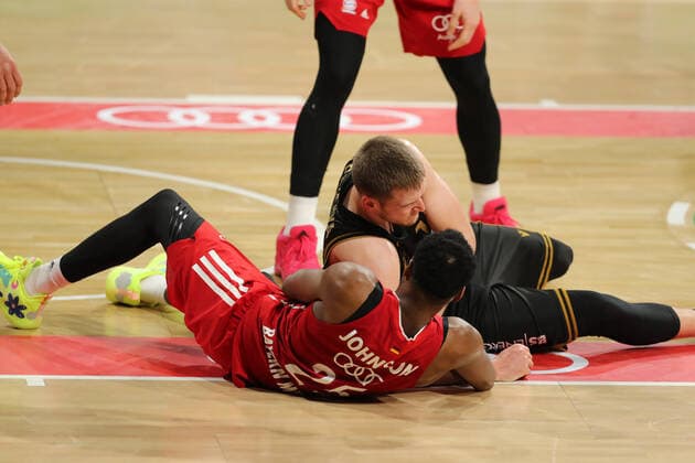 Zweikampf am Boden zwischen Jajuan Johnson (Muenchen) und Martin Peterka (Braunschweig) GER, FC Bayern Basketball vs. Loewen Braunschweig, Basketball, easyCredit BBL, Saison 2020 2021, 11.04.2021, GER, FC Bayern Basketball vs. Loewen Braunschweig, Basketball, easyCredit BBL, Saison 2020 2021, 11.04.2021, Muenchen Copyright: xEIBNER MarcelxEngelbrechtx EP_EER