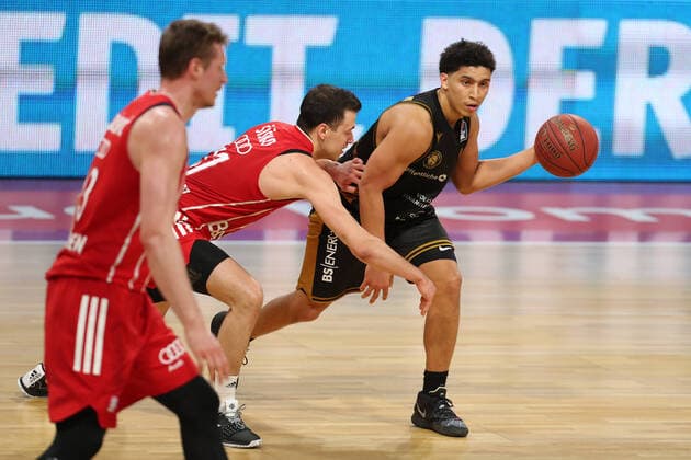 Zan Sisko (Muenchen) im Zweikampf mit James Robinson (Braunschweig) GER, FC Bayern Basketball vs. Loewen Braunschweig, Basketball, easyCredit BBL, Saison 2020 2021, 11.04.2021, GER, FC Bayern Basketball vs. Loewen Braunschweig, Basketball, easyCredit BBL, Saison 2020 2021, 11.04.2021, Muenchen Copyright: xEIBNER MarcelxEngelbrechtx EP_EER