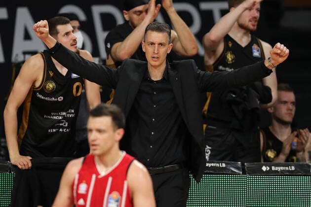 Cheftrainer Pete Strobl (Braunschweig) jubelt GER, FC Bayern Basketball vs. Loewen Braunschweig, Basketball, easyCredit BBL, Saison 2020 2021, 11.04.2021, GER, FC Bayern Basketball vs. Loewen Braunschweig, Basketball, easyCredit BBL, Saison 2020 2021, 11.04.2021, Muenchen Copyright: xEIBNER MarcelxEngelbrechtx EP_EER