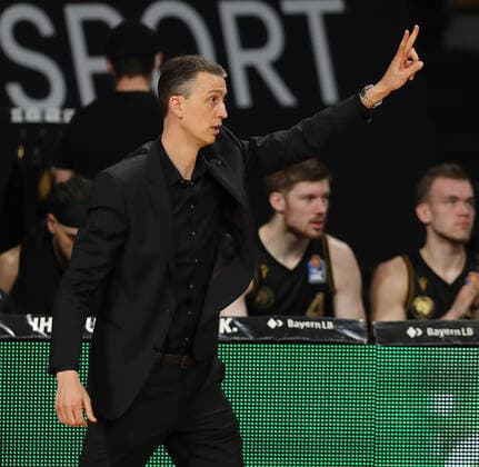 Cheftrainer Pete Strobl (Braunschweig) gibt Anweisungen GER, FC Bayern Basketball vs. Loewen Braunschweig, Basketball, easyCredit BBL, Saison 2020 2021, 11.04.2021, GER, FC Bayern Basketball vs. Loewen Braunschweig, Basketball, easyCredit BBL, Saison 2020 2021, 11.04.2021, Muenchen Copyright: xEIBNER MarcelxEngelbrechtx EP_EER