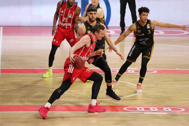 Zweikampf zwischen Gavin Schilling (Braunschweig) und Leon Radosevic (Muenchen) GER, FC Bayern Basketball vs. Loewen Braunschweig, Basketball, easyCredit BBL, Saison 2020 2021, 11.04.2021, GER, FC Bayern Basketball vs. Loewen Braunschweig, Basketball, easyCredit BBL, Saison 2020 2021, 11.04.2021, Muenchen Copyright: xEIBNER MarcelxEngelbrechtx EP_EER