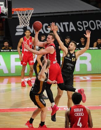 Benedikt Turudic (Braunschweig) blockt Leon Radosevic (Muenchen) GER, FC Bayern Basketball vs. Loewen Braunschweig, Basketball, easyCredit BBL, Saison 2020 2021, 11.04.2021, GER, FC Bayern Basketball vs. Loewen Braunschweig, Basketball, easyCredit BBL, Saison 2020 2021, 11.04.2021, Muenchen Copyright: xEIBNER MarcelxEngelbrechtx EP_EER