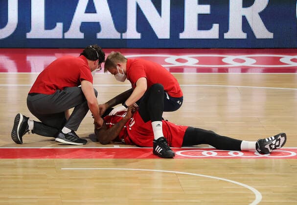 James Gist (Muenchen) muss behandelt werden GER, FC Bayern Basketball vs. Loewen Braunschweig, Basketball, easyCredit BBL, Saison 2020 2021, 11.04.2021, GER, FC Bayern Basketball vs. Loewen Braunschweig, Basketball, easyCredit BBL, Saison 2020 2021, 11.04.2021, Muenchen Copyright: xEIBNER MarcelxEngelbrechtx EP_EER