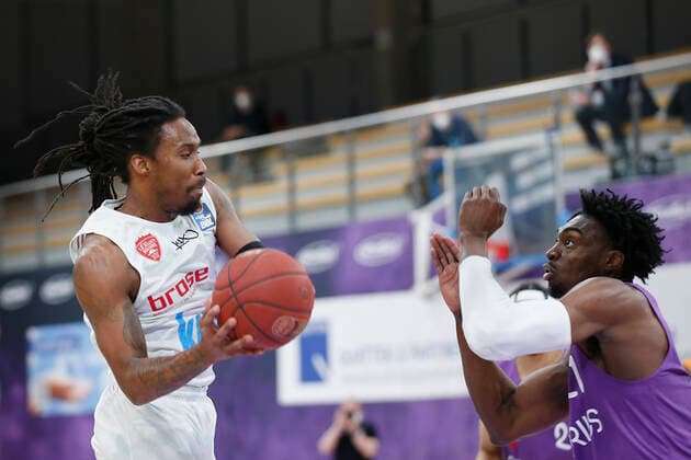 Deutschland , Goettingen, Sparkassen-Arena (GoeSF), 11.04.2021, emspor, emonline, despor, deonline, BG Goettingen vs. s.Oliver Wuerzburg, easyCredit BBL, 27. Spieltag Bild: v. l. Robert Lowery (s.Oliver Wuerzburg) gegen Tai Odiase (BG Goettingen) Copyright: HMBxMedia JulienxBecker