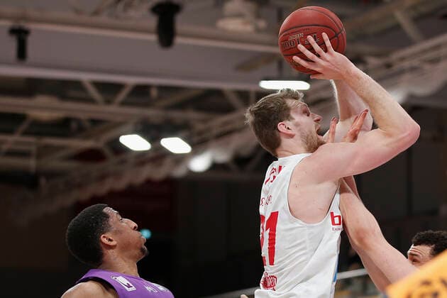 Deutschland , Goettingen, Sparkassen-Arena (GoeSF), 11.04.2021, emspor, emonline, despor, deonline, BG Goettingen vs. s.Oliver Wuerzburg, easyCredit BBL, 27. Spieltag Bild: v. l. Aubrey Dawkins (BG Goettingen), Florian Koch (s.Oliver Wuerzburg) und Luke Nelson (BG Goettingen) Copyright: HMBxMedia JulienxBecker
