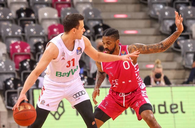 Alex Hamilton (TB Bonn 0) und Zan Sisko (Bayern Muenchen 31), Telekom Baskets Bonn vs. Bayern Muenchen, Basketball, 1. Easy Credit- Bundesliga, 30. Spieltag, 13.04.2021, Telekom Baskets Bonn vs. Bayern Muenchen, Basketball, 1. Easy Credit- Bundesliga, 30. Spieltag, 13.04.2021 Bonn Copyright: xJoergxNiebergall Eibner-Pressefox EP_JNL