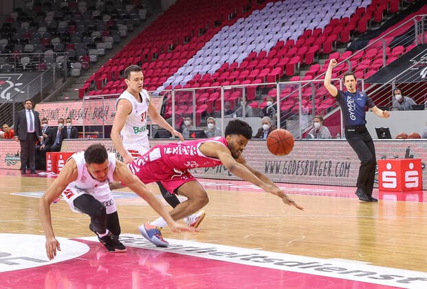 Sport Bilder des Tages Jalen Hudson (TB Bonn 6) und Wade Baldwin (Bayern Muenchen 2), Telekom Baskets Bonn vs. Bayern Muenchen, Basketball, 1. Easy Credit- Bundesliga, 30. Spieltag, 13.04.2021, Telekom Baskets Bonn vs. Bayern Muenchen, Basketball, 1. Easy Credit- Bundesliga, 30. Spieltag, 13.04.2021 Bonn Copyright: xJoergxNiebergall Eibner-Pressefox EP_JNL