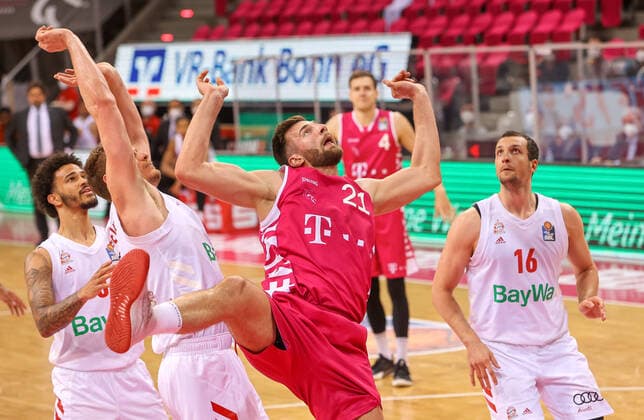 Leon Kratzer (TB Bonn 21) und Leon Radosevic (Bayern Muenchen 43), Paul Zipser (Muenchen 16), Telekom Baskets Bonn vs. Bayern Muenchen, Basketball, 1. Easy Credit- Bundesliga, 30. Spieltag, 13.04.2021, Telekom Baskets Bonn vs. Bayern Muenchen, Basketball, 1. Easy Credit- Bundesliga, 30. Spieltag, 13.04.2021 Bonn Copyright: xJoergxNiebergall Eibner-Pressefox EP_JNL