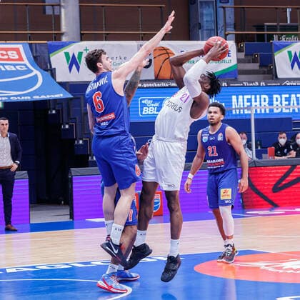 von links: Marko Krstanovic (Syntainics MBC, 6), Tai Odiase (BG Goettingen, 21); Zweikampf, Duell, Aktion, action, 4 13 2021, Weissenfels (Deutschland), Basketball, easyCredit Basketball-Bundesliga, Syntainics MBC - BG Goettingen