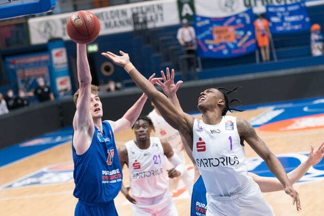 Syntainics MBC - BG Goettingen, Basketball, Bundesliga, Maenner, 2020 2021, 28. Spieltag, 13.04.2021, v.l.: Philipp Hartwich (MBC, 12), Deishuan Booker (Goettingen, 1). Syntainics MBC - BG Goettingen, Basketball, Bundesliga, Maenner, 2020 2021, 28. Spieltag, 13.04.2021, Weissenfels
