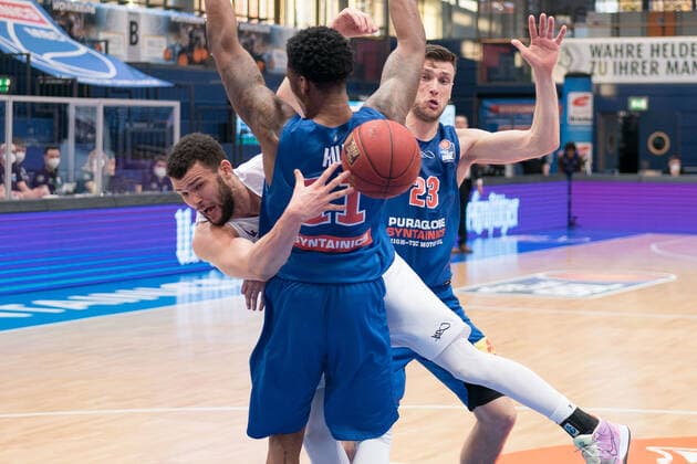 Syntainics MBC - BG Goettingen, Basketball, Bundesliga, Maenner, 2020 2021, 28. Spieltag, 13.04.2021, v.l.: Luke Nelson (Goettingen, 6), Kyndahl Hill (MBC, 11), Michal Michalak (MBC, 23). Syntainics MBC - BG Goettingen, Basketball, Bundesliga, Maenner, 2020 2021, 28. Spieltag, 13.04.2021, Weissenfels