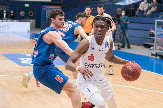 Syntainics MBC - BG Goettingen, Basketball, Bundesliga, Maenner, 2020 2021, 28. Spieltag, 13.04.2021, v.l.: Marko Krstanovic (MBC, 6), Deishuan Booker (Goettingen, 1). Syntainics MBC - BG Goettingen, Basketball, Bundesliga, Maenner, 2020 2021, 28. Spieltag, 13.04.2021, Weissenfels