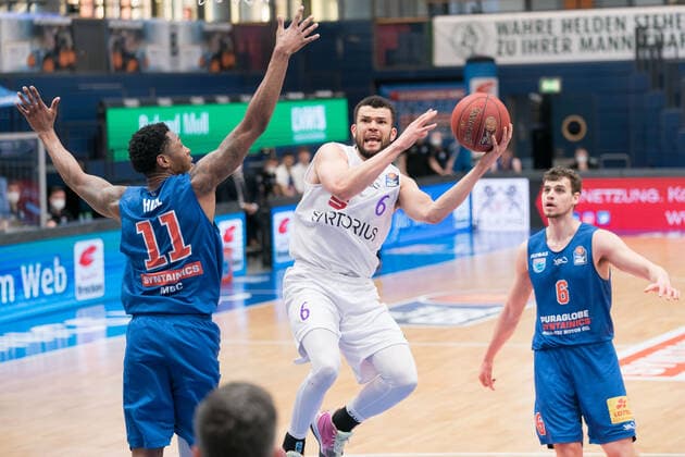 Syntainics MBC - BG Goettingen, Basketball, Bundesliga, Maenner, 2020 2021, 28. Spieltag, 13.04.2021, v.l.: Kyndahl Hill (MBC, 11), Luke Nelson (Goettingen, 6), Marko Krstanovic (MBC, 6). Syntainics MBC - BG Goettingen, Basketball, Bundesliga, Maenner, 2020 2021, 28. Spieltag, 13.04.2021, Weissenfels