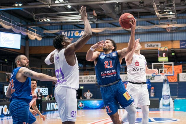 Syntainics MBC - BG Goettingen, Basketball, Bundesliga, Maenner, 2020 2021, 28. Spieltag, 13.04.2021, v.l.: Djordje Pantelic (MBC, 12), Tai Odiase (Goettingen, 21), Quinton Hooker (MBC, 21). Syntainics MBC - BG Goettingen, Basketball, Bundesliga, Maenner, 2020 2021, 28. Spieltag, 13.04.2021, Weissenfels