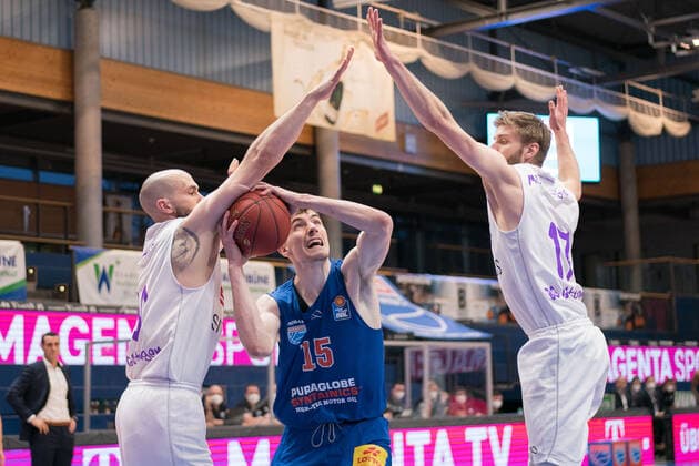 Syntainics MBC - BG Goettingen, Basketball, Bundesliga, Maenner, 2020 2021, 28. Spieltag, 13.04.2021, v.l.: Dennis Kramer (Goettingen, 10), Philipp Hartwich (MBC, 15), Mathis Moenninghoff (Goettingen, 17). Syntainics MBC - BG Goettingen, Basketball, Bundesliga, Maenner, 2020 2021, 28. Spieltag, 13.04.2021, Weissenfels