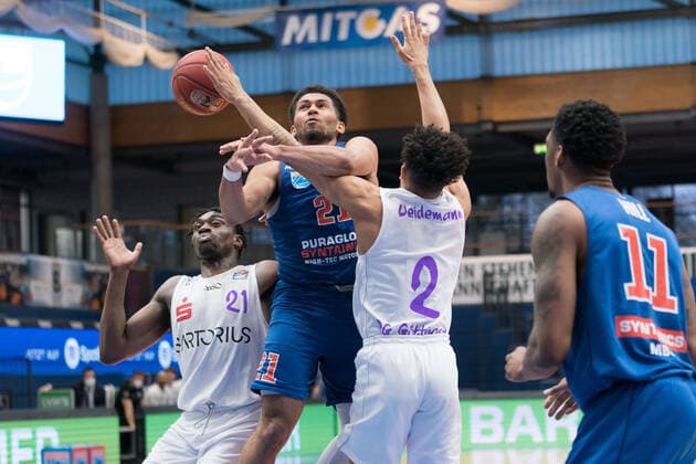 Syntainics MBC - BG Goettingen, Basketball, Bundesliga, Maenner, 2020 2021, 28. Spieltag, 13.04.2021, v.l.: Tai Odiase (Goettingen, 21), Quinton Hooker (MBC, 21), Nelson Weidemann (Goettingen, 2), Kyndahl Hill (MBC, 11). Syntainics MBC - BG Goettingen, Basketball, Bundesliga, Maenner, 2020 2021, 28. Spieltag, 13.04.2021, Weissenfels