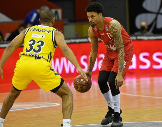 Jayson Granger, Diante Garrett 28. Spieltag, Basketball Bundesliga, Basketball Saison 2020 2021, Deutschland, easyCredit BBL, Germany, Giessen 46ers, giessen rot, Herren, Jobstairs GIESSEN 46ers - Alba Berlin, Männer, Berlin in gelb