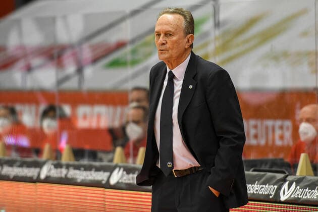Alejandro Garcia Reneses, Coach Alba Berlin 28. Spieltag, Basketball Bundesliga, Basketball Saison 2020 2021, Deutschland, easyCredit BBL, Germany, Giessen 46ers, giessen rot, Herren, Jobstairs GIESSEN 46ers - Alba Berlin, Männer, Berlin in gelb