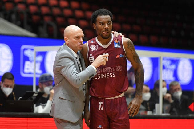 Isiaha Mike (Niners Chemnitz) re. und Rodrigo Pastore (Trainer, Headcoach, Niners Chemnitz) li., Niners Chemnitz vs. HAKRO Merlins Crailsheim, 14.04.2021, easycredit Basketball Bundesliga, GER, Saison 2020 21 Niners Chemnitz vs. HAKRO Merlins Crailsheim, 14.04.2021, easycredit Basketball Bundesliga, GER, Saison 2020 21 Chemnitz Copyright: xBertxHarzer xEibner-xPressefotox