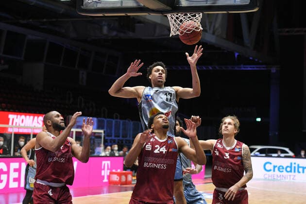 Jamuni McNeace (HAKRO Merlins Crailsheim) am Korb, Malte Ziegenhagen (Niners Chemnitz) re. und George King (Niners Chemnitz) vorn, Mitte, Niners Chemnitz vs. HAKRO Merlins Crailsheim, 14.04.2021, easycredit Basketball Bundesliga, GER, Saison 2020 21 Niners Chemnitz vs. HAKRO Merlins Crailsheim, 14.04.2021, easycredit Basketball Bundesliga, GER, Saison 2020 21 Chemnitz Copyright: xBertxHarzer xEibner-xPressefotox