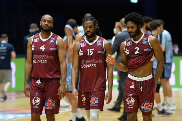 Virgil Matthews (Niners Chemnitz) li., Marcus Thornton (Niners Chemnitz) Mitte und Terrell Harris (Niners Chemnitz) re., nach der Niederlage, Niners Chemnitz vs. HAKRO Merlins Crailsheim, 14.04.2021, easycredit Basketball Bundesliga, GER, Saison 2020 21 Niners Chemnitz vs. HAKRO Merlins Crailsheim, 14.04.2021, easycredit Basketball Bundesliga, GER, Saison 2020 21 Chemnitz Copyright: xBertxHarzer xEibner-xPressefotox