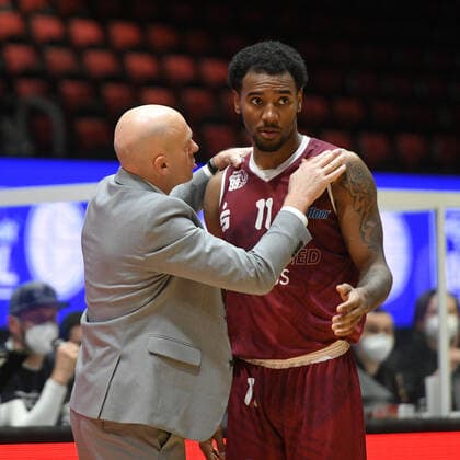 Isiaha Mike (Niners Chemnitz) re. und Rodrigo Pastore (Trainer, Headcoach, Niners Chemnitz) li., Niners Chemnitz vs. HAKRO Merlins Crailsheim, 14.04.2021, easycredit Basketball Bundesliga, GER, Saison 2020 21 Niners Chemnitz vs. HAKRO Merlins Crailsheim, 14.04.2021, easycredit Basketball Bundesliga, GER, Saison 2020 21 Chemnitz Copyright: xBertxHarzer xEibner-xPressefotox