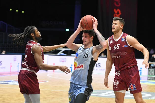Bogdan Radosavljevic (HAKRO Merlins Crailsheim) Mitte, Marcus Thornton (Niners Chemnitz) li. und Filip Stanic (Niners Chemnitz) re., Niners Chemnitz vs. HAKRO Merlins Crailsheim, 14.04.2021, easycredit Basketball Bundesliga, GER, Saison 2020 21 Niners Chemnitz vs. HAKRO Merlins Crailsheim, 14.04.2021, easycredit Basketball Bundesliga, GER, Saison 2020 21 Chemnitz Copyright: xBertxHarzer xEibner-xPressefotox