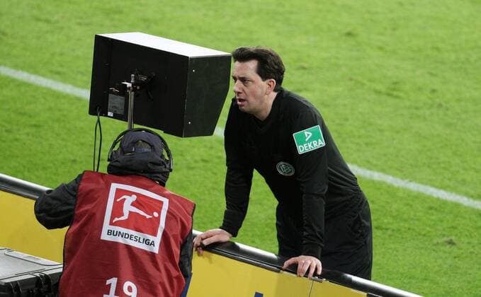 Sport Themen der Woche KW15 Sport Bilder des Tages GER, 1. FBL, RasenBallsport Leipzig vs TSG 1899 Hoffenheim 16.04.2021, Leipzig, Red Bull Arena, GER, 1.FBL, Saison 2020 2021, 29. Spieltag, RasenBallsport Leipzig vs TSG 1899 Hoffenheim im Bild Schiedsrichter Manuel Gräfe sieht sich die Szene vom Tor durch Yussuf Poulsen (Leipzig) nochmal an, das Tor wird nicht gewertet wegen Handspiel DFL regulations prohibit any use of photographs as image sequences and or quasi-video