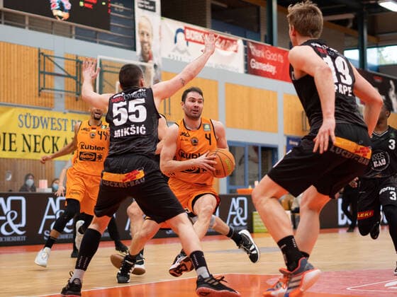 Ivan Mikulic (Wiha Panthers Schwenningen 4) wiha Panthers Schwenningen vs. VFL Kirchheim Knights, Basketball, BARMER 2. BASKETBALL BUNDESLIGA, Playoff Gruppe 2, 1. Spieltag, 2020 2021, 17.04.2021, wiha Panthers Schwenningen vs. VFL Kirchheim Knights, Basketball, BARMER 2. BASKETBALL BUNDESLIGA, Playoff Gruppe, 1. Spieltag, 2020 2021, 17.04.2021, Villingen-Schwenningen Copyright: xMiclasxHaasis Eibner-Pressefotox EP_mhs