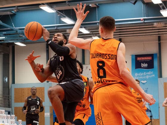Kyle Leufroy (Kirchheim Knights 8) Felix Edwardsson (Wiha Panthers Schwenningen 8) wiha Panthers Schwenningen vs. VFL Kirchheim Knights, Basketball, BARMER 2. BASKETBALL BUNDESLIGA, Playoff Gruppe 2, 1. Spieltag, 2020 2021, 17.04.2021, wiha Panthers Schwenningen vs. VFL Kirchheim Knights, Basketball, BARMER 2. BASKETBALL BUNDESLIGA, Playoff Gruppe, 1. Spieltag, 2020 2021, 17.04.2021, Villingen-Schwenningen Copyright: xMiclasxHaasis Eibner-Pressefotox EP_mhs