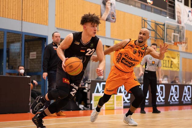 Kevin Wohlharth (Kirchheim Knights 22) Kevin Bryant (Wiha Panthers Schwenningen 44) wiha Panthers Schwenningen vs. VFL Kirchheim Knights, Basketball, BARMER 2. BASKETBALL BUNDESLIGA, Playoff Gruppe 2, 1. Spieltag, 2020 2021, 17.04.2021, wiha Panthers Schwenningen vs. VFL Kirchheim Knights, Basketball, BARMER 2. BASKETBALL BUNDESLIGA, Playoff Gruppe, 1. Spieltag, 2020 2021, 17.04.2021, Villingen-Schwenningen Copyright: xMiclasxHaasis Eibner-Pressefotox EP_mhs
