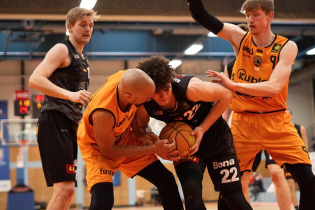 Kevin Wohlharth (Kirchheim Knights 22) Kevin Bryant (Wiha Panthers Schwenningen 44) wiha Panthers Schwenningen vs. VFL Kirchheim Knights, Basketball, BARMER 2. BASKETBALL BUNDESLIGA, Playoff Gruppe 2, 1. Spieltag, 2020 2021, 17.04.2021, wiha Panthers Schwenningen vs. VFL Kirchheim Knights, Basketball, BARMER 2. BASKETBALL BUNDESLIGA, Playoff Gruppe, 1. Spieltag, 2020 2021, 17.04.2021, Villingen-Schwenningen Copyright: xMiclasxHaasis Eibner-Pressefotox EP_mhs
