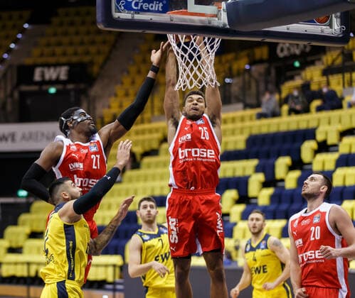 Oldenburg, Niedersachsen, DEU, 19.04.2021, Kenneth Ogbe (Mitte, Brose Bamberg), Shevon Thompson (links, Brose Bamberg) und Chase Fieler (rechts, Brose Bamberg). EWE Baskets Oldenburg vs. Brose Bamberg. 1. Basketball-Bundesliga Saison 2020 2021, 29. Spieltag, Grosse EWE Arena. EWE Baskets Oldenburg vs. Brose Bamberg
