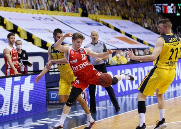 Sport Bilder des Tages Oldenburg, Niedersachsen, DEU, 19.04.2021, Bennet Hundt (Mitte, Brose Bamberg), Braydon Hobbs (links, EWE Baskets Oldenburg) und Tomislav Gabric (rechts, EWE Baskets Oldenburg). EWE Baskets Oldenburg vs. Brose Bamberg. 1. Basketball-Bundesliga Saison 2020 2021, 29. Spieltag, Grosse EWE Arena. EWE Baskets Oldenburg vs. Brose Bamberg