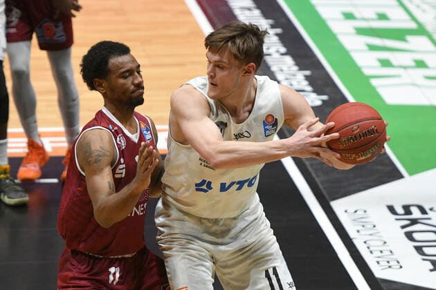 Maik Kotsar (Hamburg Towers) re., Isiaha Mike (Niners Chemnitz) li., Niners Chemnitz vs. Hamburg Towers, 19.04.2021, easycredit Basketball Bundesliga, GER, Saison 2020 21 Niners Chemnitz vs. Hamburg Towers, 19.04.2021, easycredit Basketball Bundesliga, GER, Saison 2020 21 Chemnitz Copyright: xBertxHarzer xEibner-xPressefotox