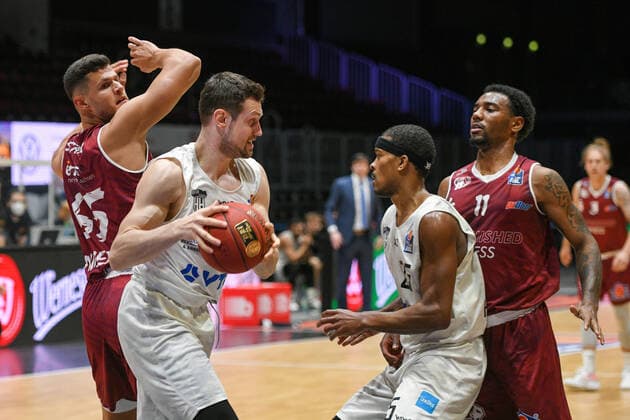 Johannes Richter (Hamburg Towers) am Ball, Terry Allen (Hamburg Towers) 2.v.re., Filip Stanic (Niners Chemnitz) li., Niners Chemnitz vs. Hamburg Towers, 19.04.2021, easycredit Basketball Bundesliga, GER, Saison 2020 21 Niners Chemnitz vs. Hamburg Towers, 19.04.2021, easycredit Basketball Bundesliga, GER, Saison 2020 21 Chemnitz Copyright: xBertxHarzer xEibner-xPressefotox