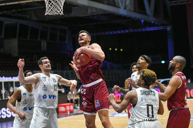 Filip Stanic (Niners Chemnitz) am Ball, Johannes Richter (Hamburg Towers) 2.v.li. und TJ Shorts (Timothy Neocartes Shorts II, Hamburg Towers) 2.v.re., Niners Chemnitz vs. Hamburg Towers, 19.04.2021, easycredit Basketball Bundesliga, GER, Saison 2020 21 Niners Chemnitz vs. Hamburg Towers, 19.04.2021, easycredit Basketball Bundesliga, GER, Saison 2020 21 Chemnitz Copyright: xBertxHarzer xEibner-xPressefotox